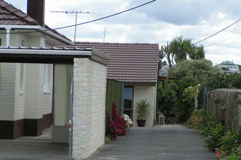 Photo of property in 2/21 Eversleigh Road, Belmont, Auckland, 0622