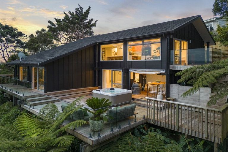 Photo of property in 2/106 Island Bay Road, Beach Haven, Auckland, 0626