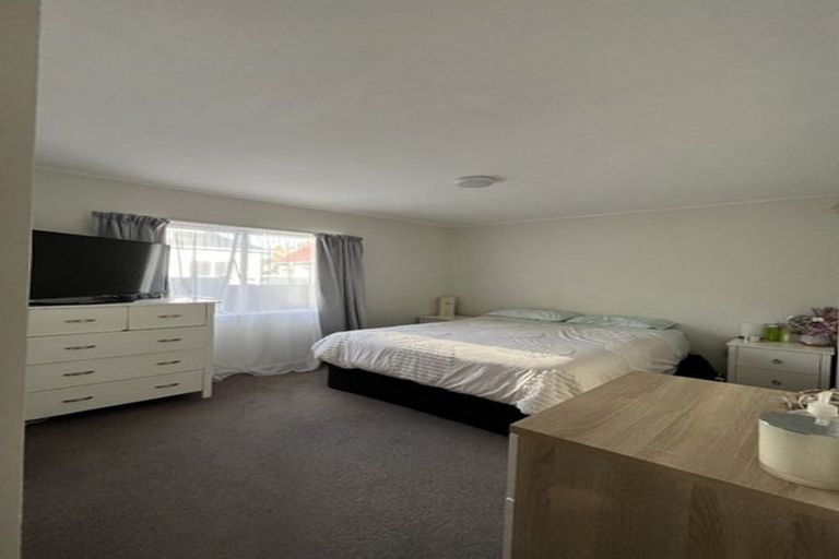 Photo of property in 2/17 Lambrown Drive, Totara Vale, Auckland, 0629