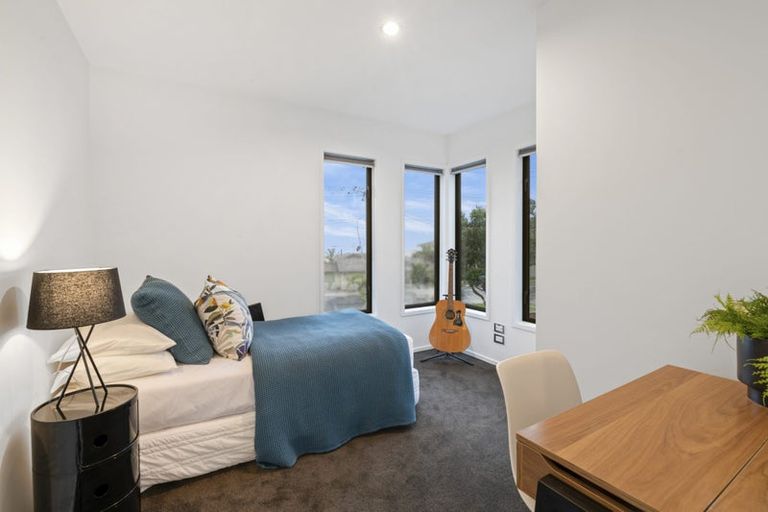 Photo of property in 136 East Coast Road, Forrest Hill, Auckland, 0620