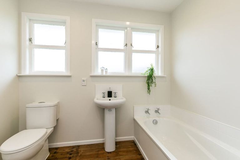 Photo of property in 6 Thurleigh Grove, Karori, Wellington, 6012