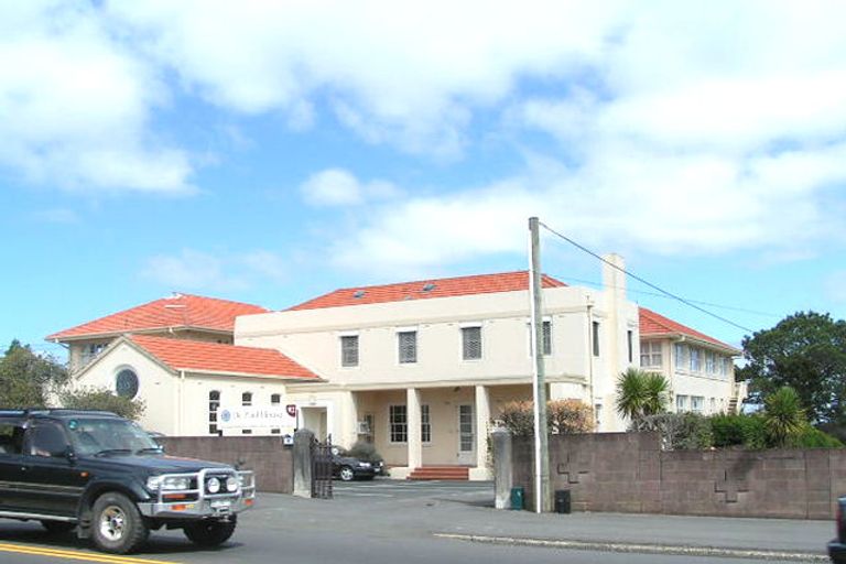 Photo of property in 20 Bush Lane, Northcote Point, Auckland, 0627