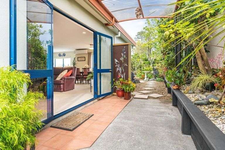 Photo of property in 1/2 Valley Road, Northcote, Auckland, 0626