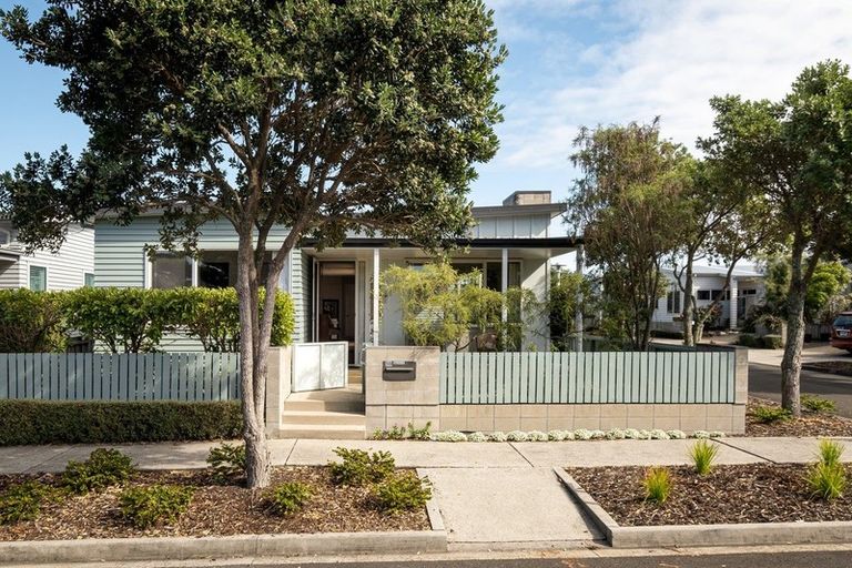 Photo of property in 10 Coprosma Close, Papamoa Beach, Papamoa, 3118