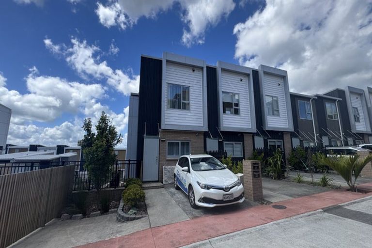 Photo of property in 21 Wharetana Crescent, New Lynn, Auckland, 0600