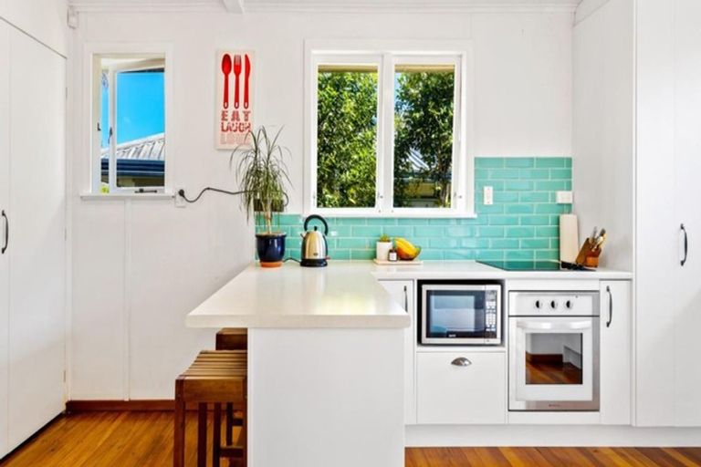 Photo of property in 50 Edmonton Road, Henderson, Auckland, 0612