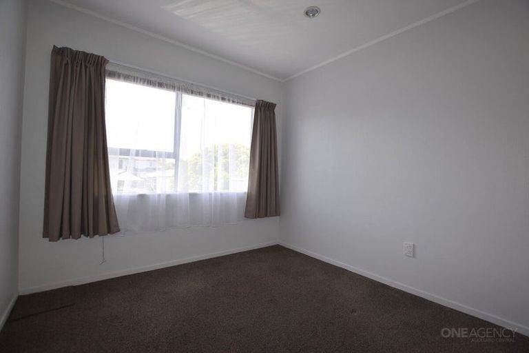 Photo of property in 63 Kirby Street, Glendene, Auckland, 0602