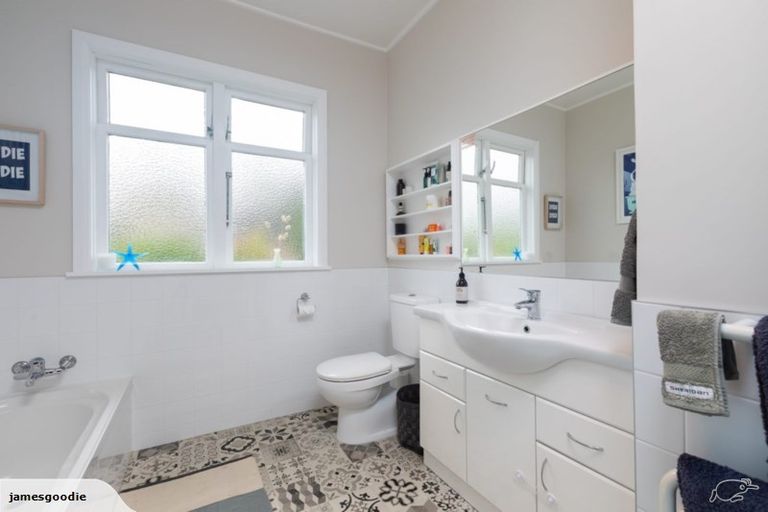 Photo of property in 213 Te Moana Road, Waikanae, 5036