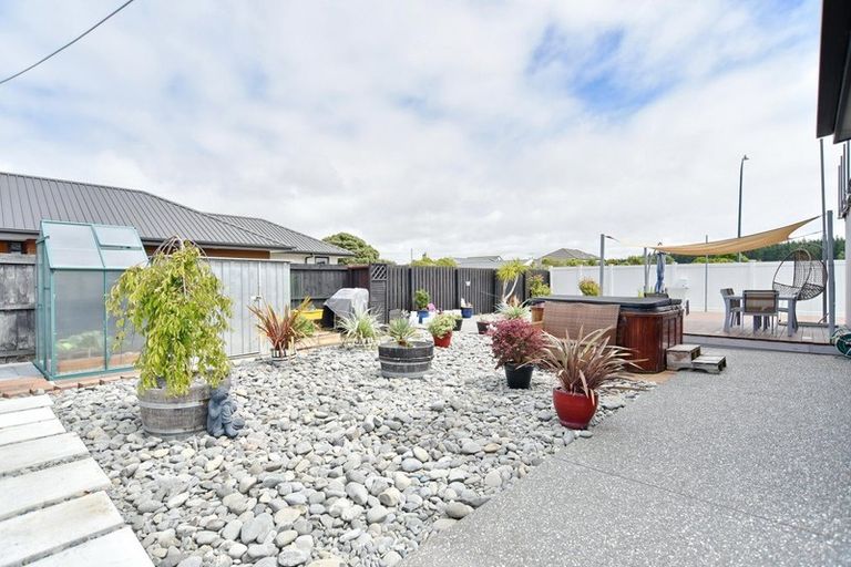 Photo of property in 100 Broadhaven Avenue, Parklands, Christchurch, 8083