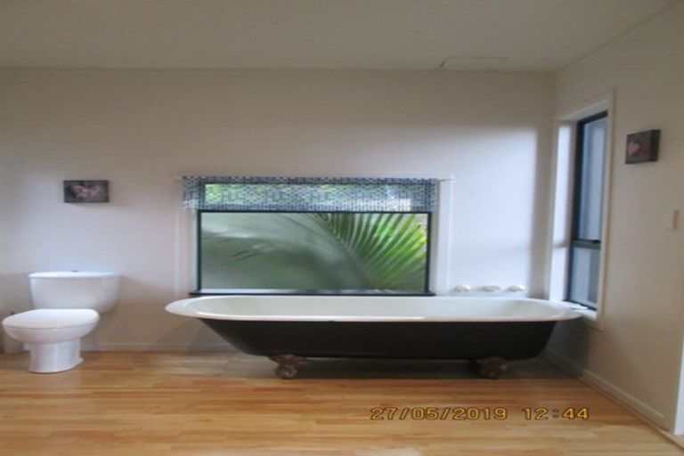 Photo of property in 553 Scenic Drive, Waiatarua, Auckland, 0612