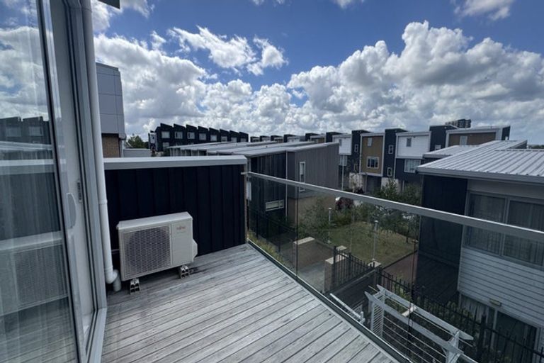 Photo of property in 21 Wharetana Crescent, New Lynn, Auckland, 0600