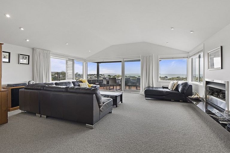 Photo of property in 9 Rahopara Street, Castor Bay, Auckland, 0620