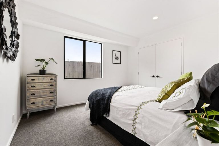 Photo of property in 15a Rixon Place, Te Atatu Peninsula, Auckland, 0610