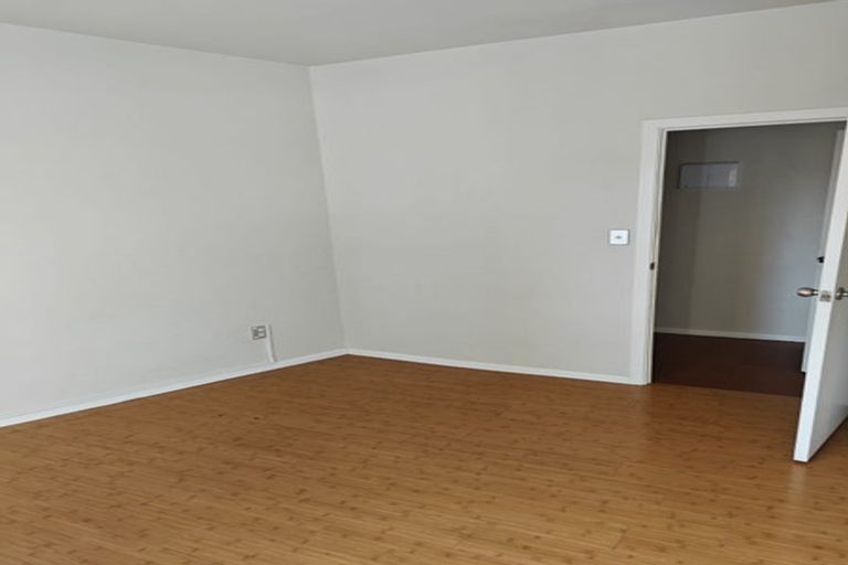 Photo of property in 11 Potter Avenue, Northcote, Auckland, 0627