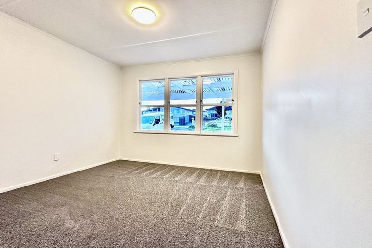 Photo of property in 15 Farnborough Crescent, Mangere, Auckland, 2022