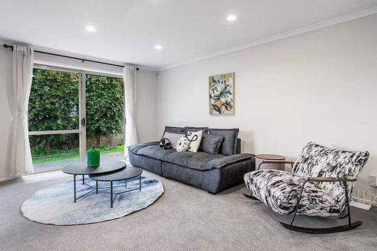 Photo of property in 5 Sunvista Avenue, Oteha, Auckland, 0632