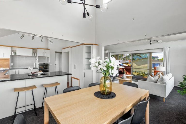 Photo of property in 8a Orewa Heights Crescent, Orewa, 0931