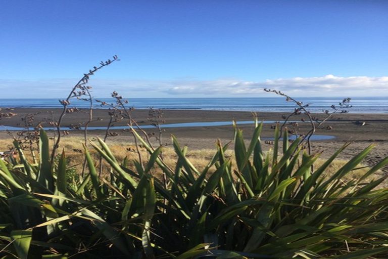 Photo of property in 15 Linda Street, Oakura, 4314