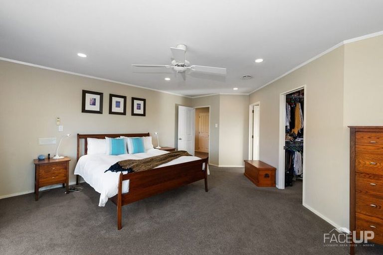 Photo of property in 18 Rosetti Rise, West Harbour, Auckland, 0618