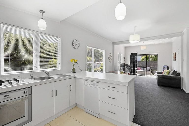 Photo of property in 72 Cutfield Road, New Plymouth, 4310