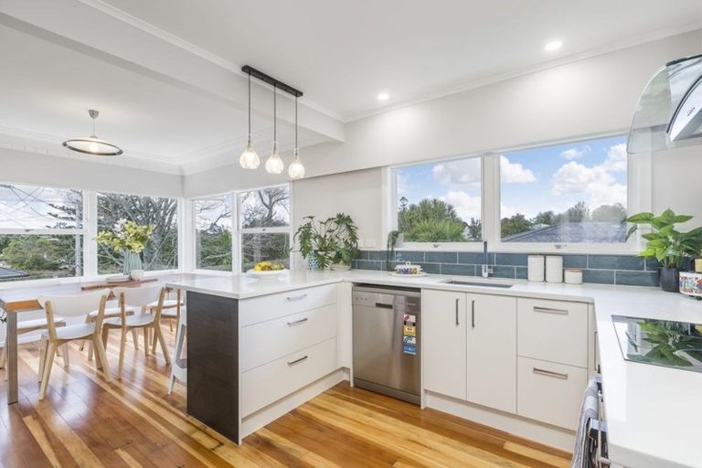 Photo of property in 27 Renata Crescent, Te Atatu Peninsula, Auckland, 0610