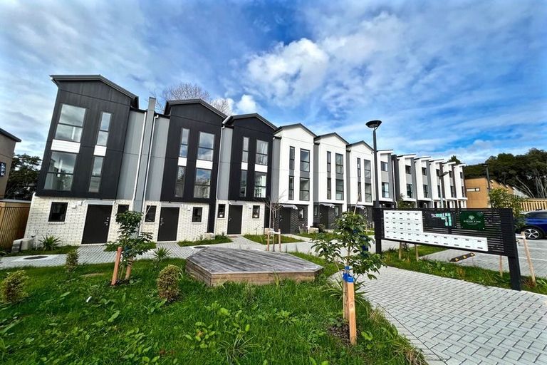 Photo of property in 57 Morihana Close, Glen Eden, 0602