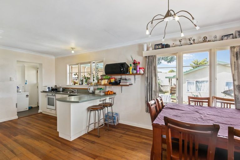 Photo of property in 2c Matipo Road, Te Atatu Peninsula, Auckland, 0610