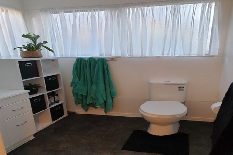 Photo of property in 1/219 Glenfield Road, Hillcrest, Auckland, 0627