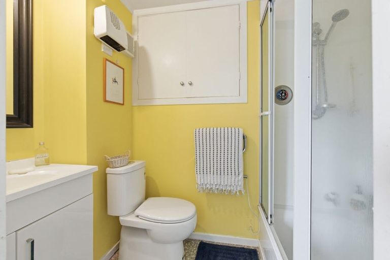 Photo of property in 13 Hungerford Road, Lyall Bay, Wellington, 6022