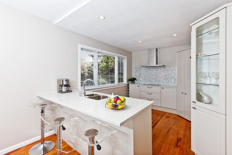 Photo of property in 124 Browns Bay Road, Rothesay Bay, Auckland, 0630