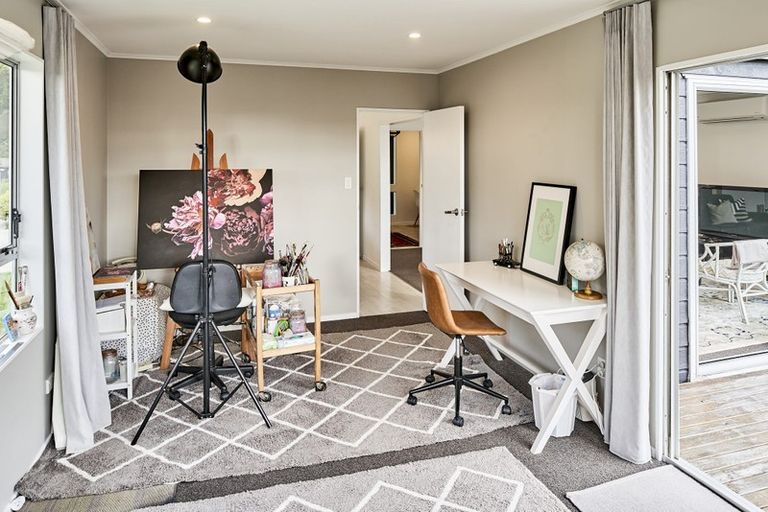 Photo of property in 18 Bloomsbury Grove, Newlands, Wellington, 6037