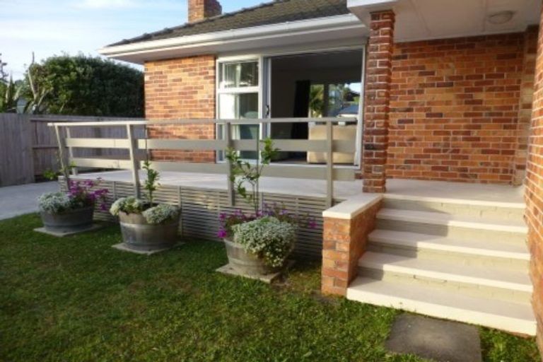 Photo of property in 2 Creamer Avenue, Belmont, Auckland, 0622