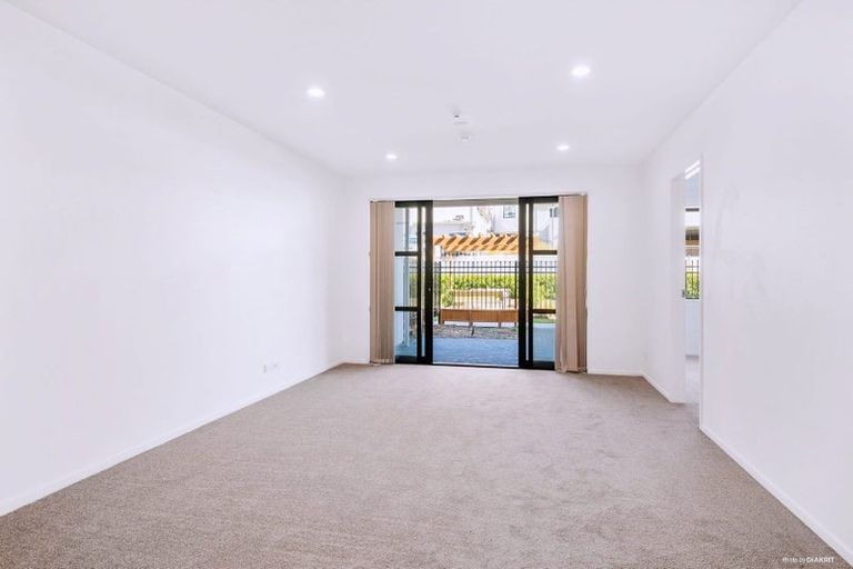 Photo of property in Apollo Apartments, 5/46g Rosedale Road, Rosedale, Auckland, 0632