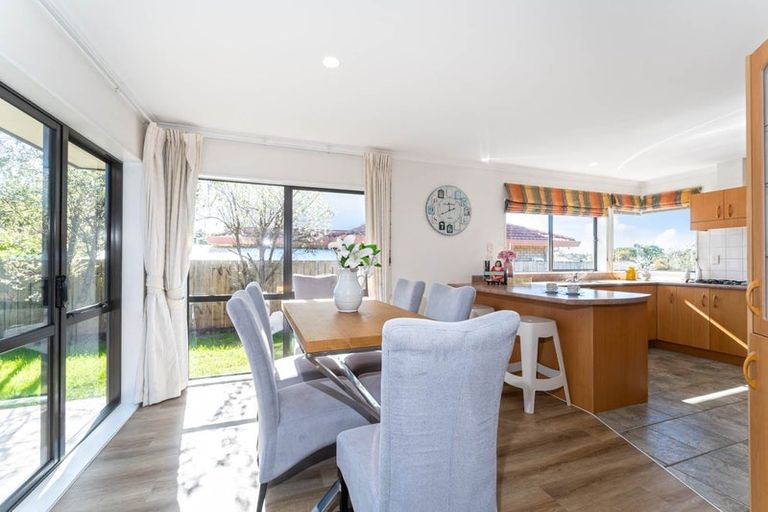 Photo of property in 17 Copplestone Place, New Lynn, Auckland, 0600