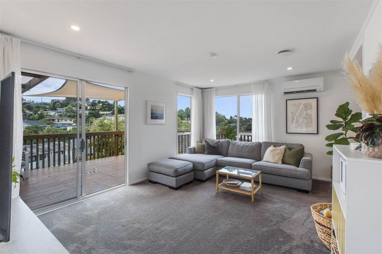 Photo of property in 1/12 Wanita Place, Totara Vale, Auckland, 0629