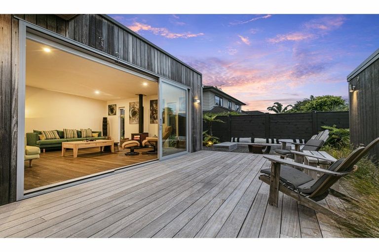 Photo of property in 11 Kelmore Place, Schnapper Rock, Auckland, 0632