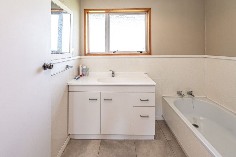 Photo of property in 16 Swinbourne Street, Waverley, 4510