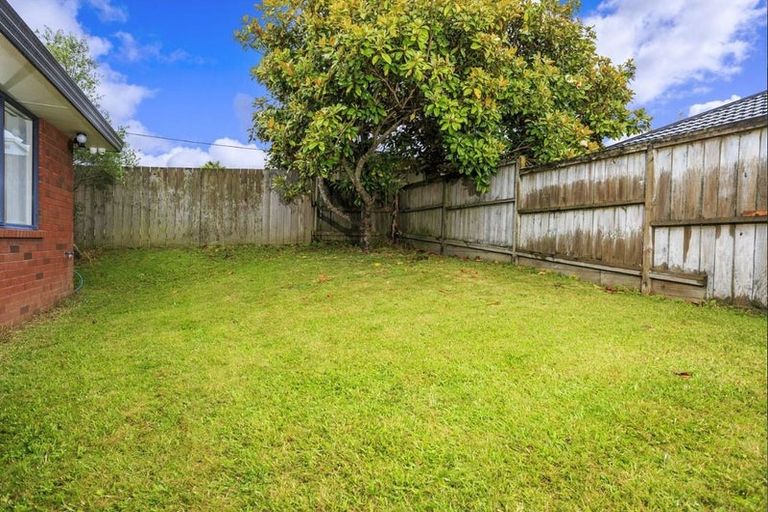 Photo of property in 16 Plumstead Rise, Glen Eden, Auckland, 0602