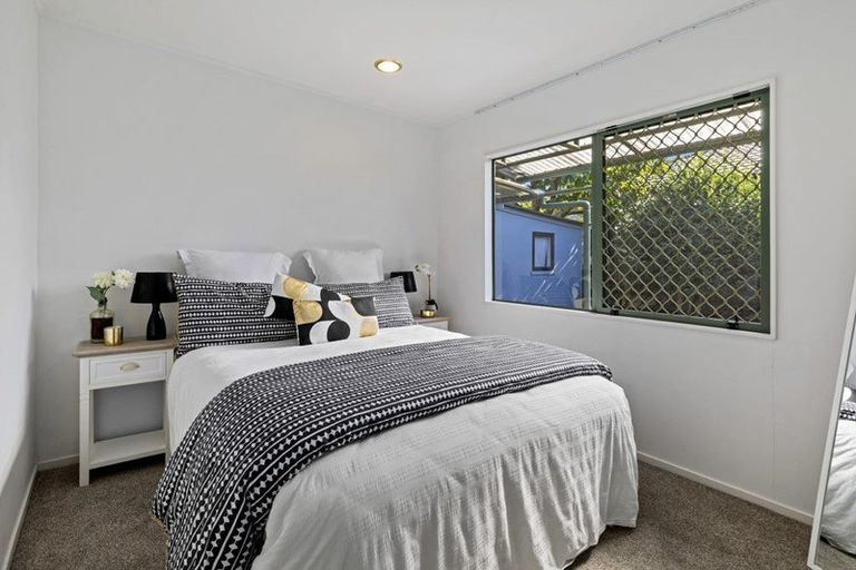 Photo of property in 2/18 Edgeworth Road, Glenfield, Auckland, 0629