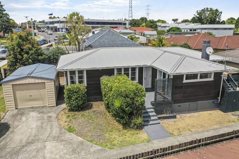 Photo of property in 16 Vera Road, Te Atatu South, Auckland, 0610
