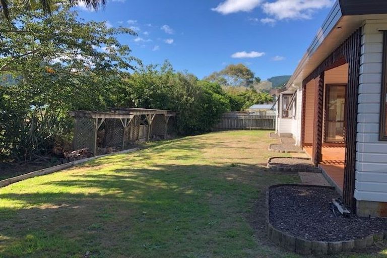 Photo of property in 18 Atarau Grove, Paraparaumu, 5032