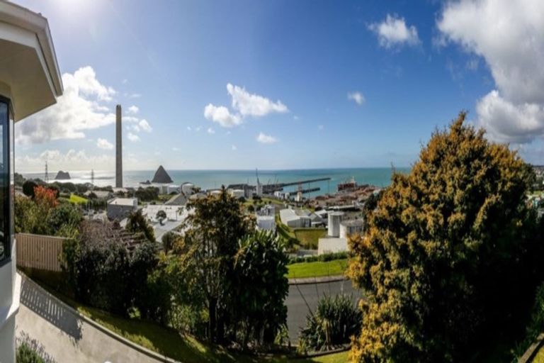 Photo of property in 27 Findlay Street, Moturoa, New Plymouth, 4310