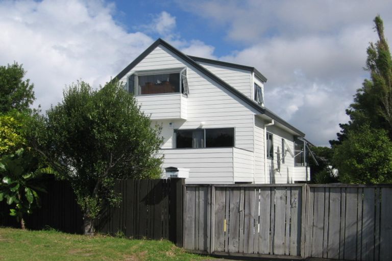Photo of property in 2/786 East Coast Road, Oteha, Auckland, 0630