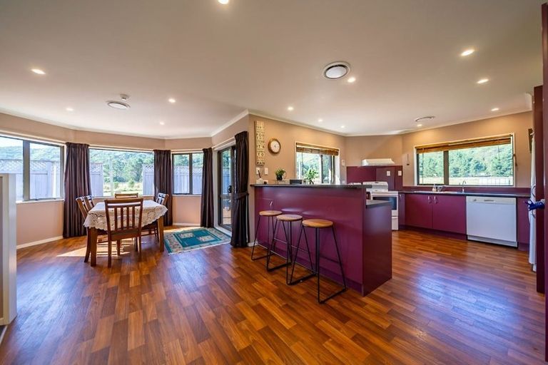 Photo of property in 150 Upper Fitzherbert Road, Wainuiomata, Lower Hutt, 5373