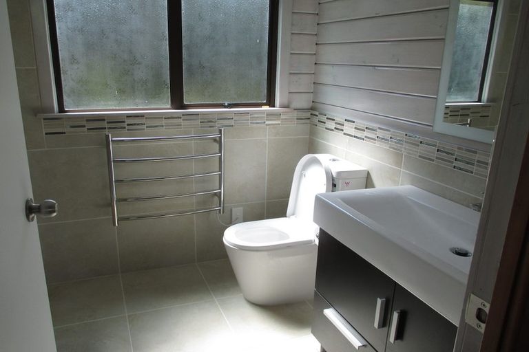 Photo of property in 2/694 East Coast Road, Pinehill, Auckland, 0632