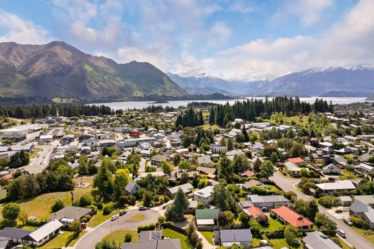 Photo of property in 8b Kuri Place, Wanaka, 9305