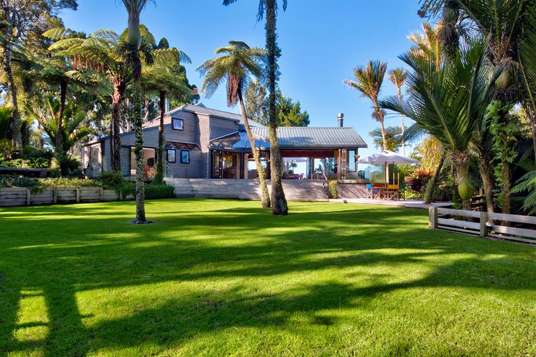 Photo of property in 234 Scenic Drive, Titirangi, Auckland, 0604