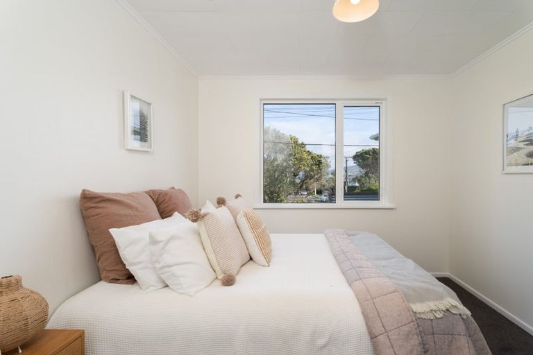 Photo of property in 8 Brooker Grove, Newlands, Wellington, 6037