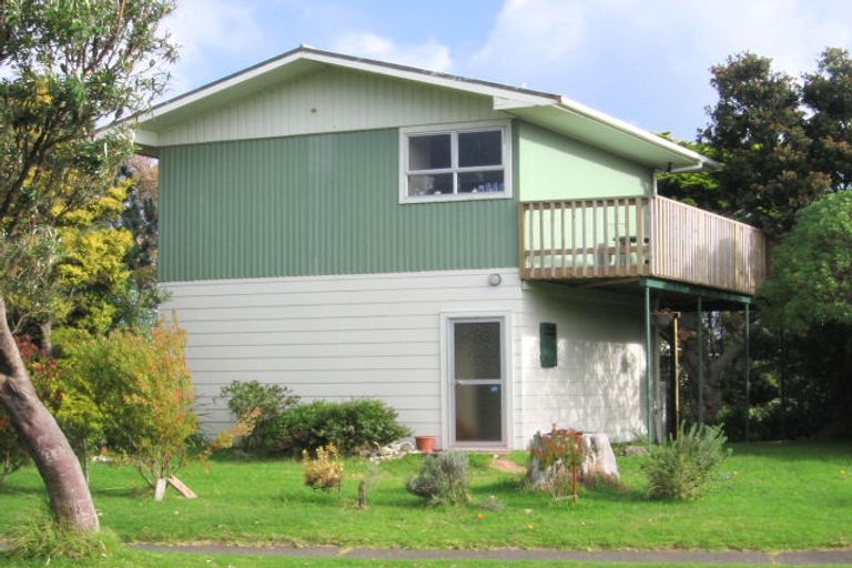Photo of property in 20 Eruini Street, Waikanae Beach, Waikanae, 5036