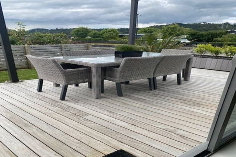 Photo of property in 2 Hooton Drive, Kumeu, 0810